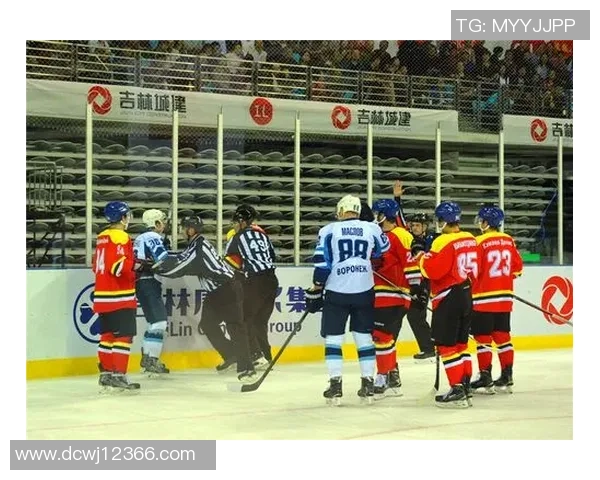 冰球赛场上的激情碰撞体验让你心跳加速感受冰雪运动的魅力与刺激 冰球赛场上的激情碰撞体验让你心跳加速感受冰雪运动的魅力与刺激